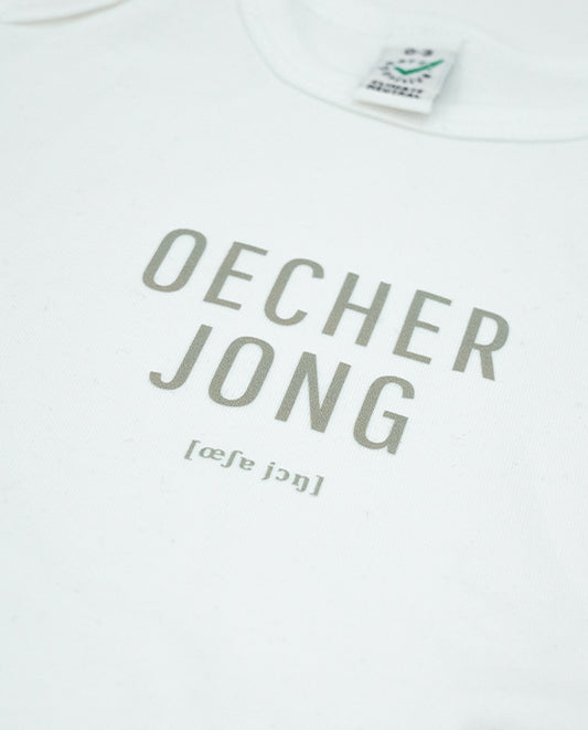 Nahaufnahme des weißen Babybodys mit dem Aufdruck „Oecher Jong“ in grauer Schrift und phonetischer Lautschrift darunter. Hochwertiger Druck auf weicher Bio-Baumwolle.