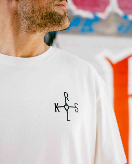 Nahaufnahme eines weißen T-Shirts mit Karolus-Siegel