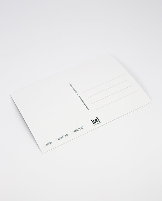 Rückseite einer weißen Postkarte mit Linienfeld für die Adresse, kleinem [oe]-Logo unten rechts in Petrolblau und Auswahlkästchen mit den Beschriftungen „ADIEDA“, „TSCHÖÖ, WA!“ und „MACH ET JOT“ unten links.