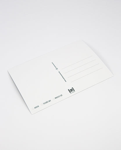 Rückseite einer weißen Postkarte mit Linienfeld für die Adresse, kleinem [oe]-Logo unten rechts in Petrolblau und Auswahlkästchen mit den Beschriftungen „ADIEDA“, „TSCHÖÖ, WA!“ und „MACH ET JOT“ unten links.