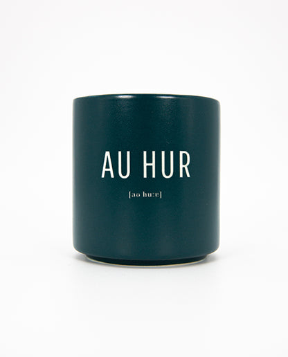 Petrolfarbender Keramikbecher mit dem Schriftzug "AU HUR"