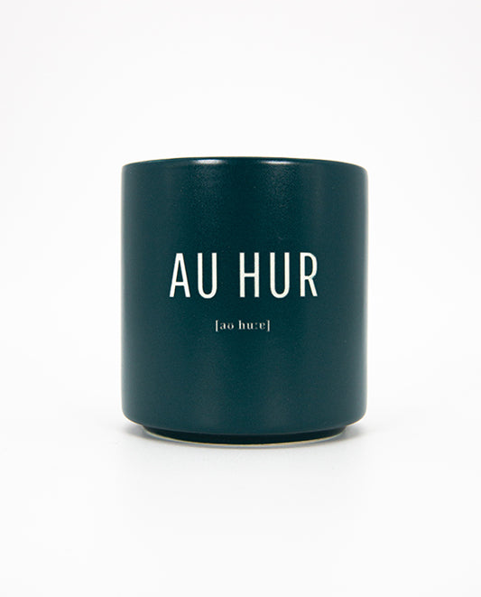 Petrolfarbender Keramikbecher mit dem Schriftzug "AU HUR"