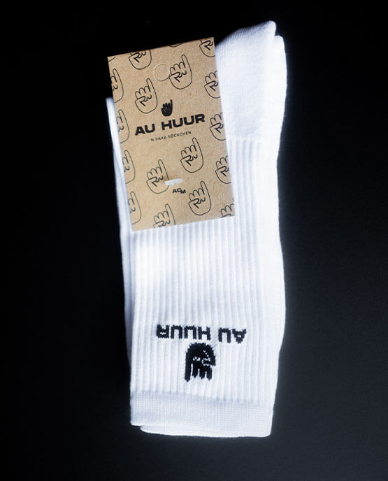Weiße AU HUUR-Socken mit Logo und stylischer Kartonverpackung im Streetwear-Design.