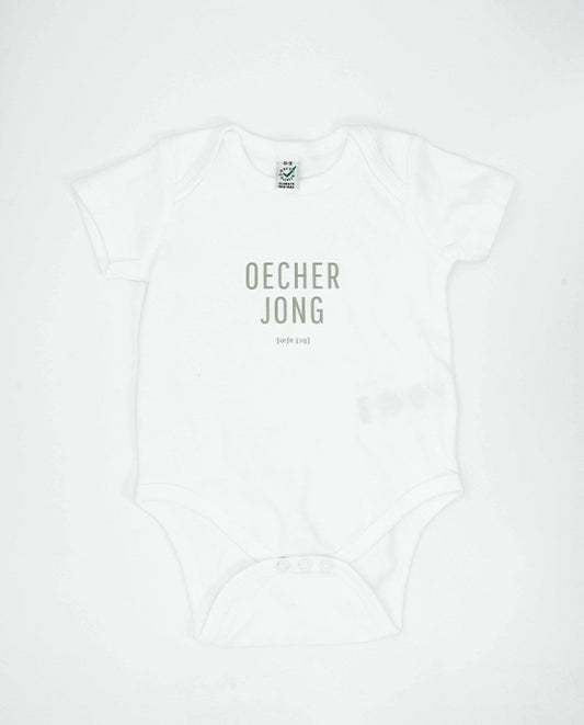 Weißer Babybody mit grauem Aufdruck „Oecher Jong“ und phonetischer Schreibweise darunter. Klassisches Design für kleine Aachener Jungs, aus weicher Bio-Baumwolle.