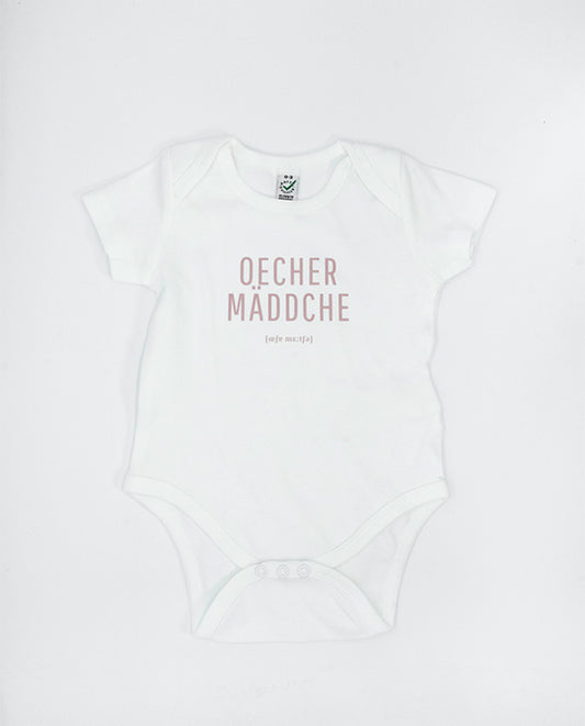Weißer Babybody aus Bio-Baumwolle mit rosa Aufdruck „Oecher Mäddche“ und Lautschrift darunter. Kurzarm, praktischer Schlupfausschnitt und Druckknöpfe im Schritt.