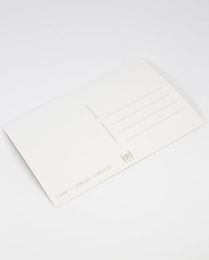 Rückseite einer weißen Postkarte mit Linienfeld für die Adresse, kleinem [oe]-Logo unten mittig und Auswahlkästchen mit den Beschriftungen „ADIEDA“, „TSCHÖÖ, WA!“ und „MACH ET JOT“ unten links.