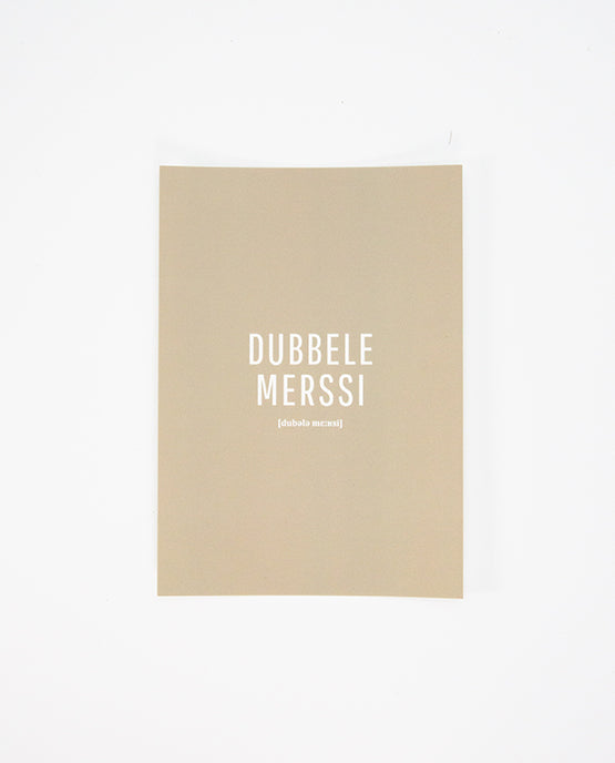 Vorderseite einer beige-farbenen Postkarte mit der weißen Aufschrift „DUBBELE MERSSI“ in Großbuchstaben und der phonetischen Schreibweise „[dubala merssi]“ darunter.