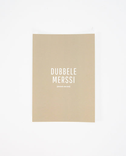 Vorderseite einer beige-farbenen Postkarte mit der weißen Aufschrift „DUBBELE MERSSI“ in Großbuchstaben und der phonetischen Schreibweise „[dubala merssi]“ darunter.