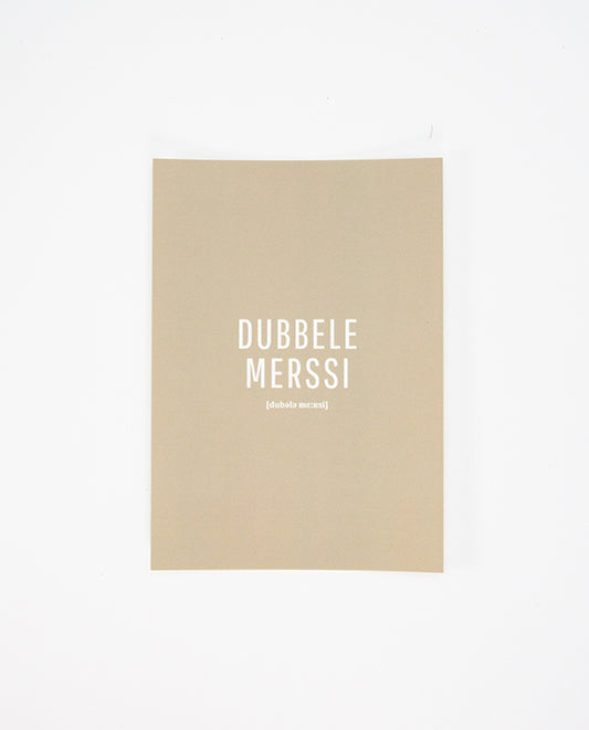 Vorderseite einer beige-farbenen Postkarte mit der weißen Aufschrift „DUBBELE MERSSI“ in Großbuchstaben und der phonetischen Schreibweise „[dubala merssi]“ darunter.