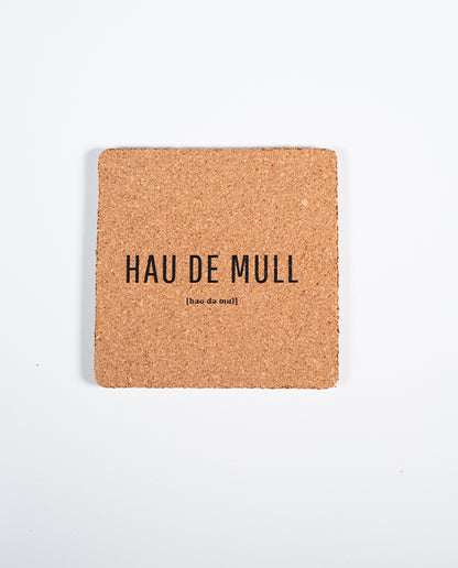 Quadratischer Kork-Untersetzer mit schwarzem Aufdruck „HAU DE MULL“ und lautsprachlicher Umschrift [hau də mʊl], fotografiert auf weißem Hintergrund.