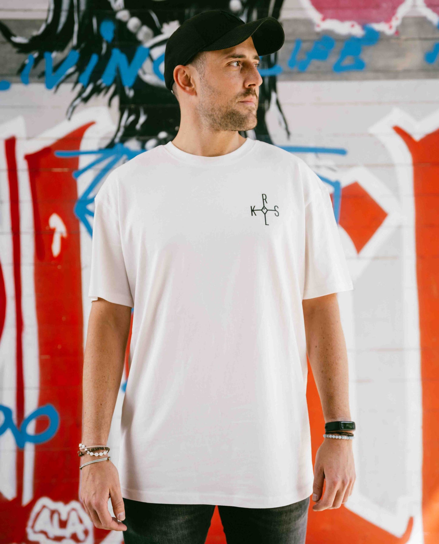Mann trägt weißes Karolus T-Shirt 