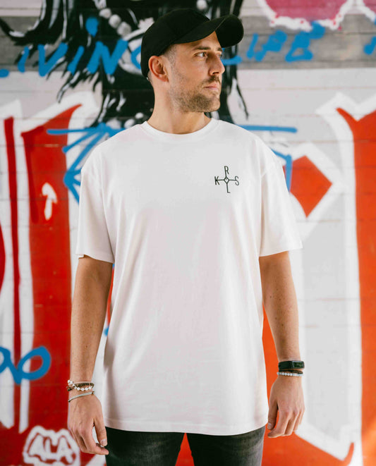 Mann trägt weißes Karolus T-Shirt 