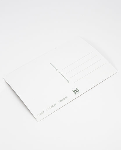 Rückseite einer weißen Postkarte mit Linienfeld für die Adresse, kleinem [oe]-Logo unten rechts in Grau und Auswahlkästchen mit den Beschriftungen „ADIEDA“, „TSCHÖÖ, WA!“ und „MACH ET JOT“ unten links.