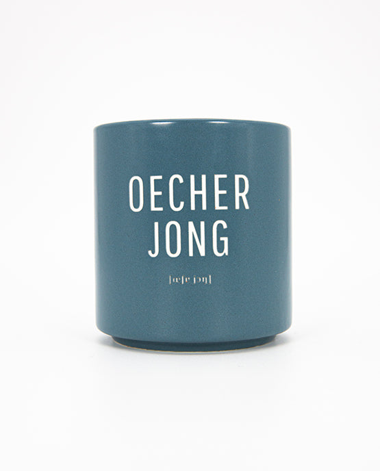 Blauer Keramikbecher mit der Aufschrift „OECHER JONG“ und phonetischer Lautschrift im Oecher Dialekt
