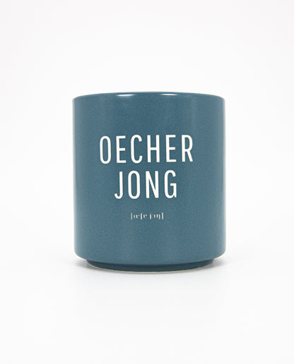 Blauer Keramikbecher mit der Aufschrift „OECHER JONG“ und phonetischer Lautschrift im Oecher Dialekt