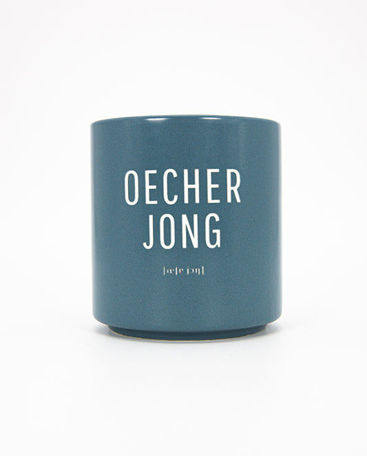 Blauer Keramikbecher mit der Aufschrift „OECHER JONG“ und phonetischer Lautschrift im Oecher Dialekt