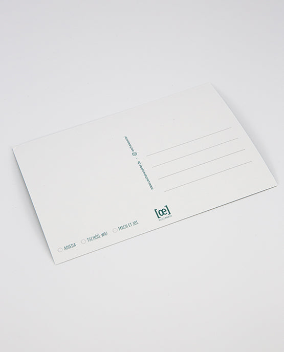 Rückseite einer weißen Postkarte mit Linienfeld für die Adresse, kleinem [oe]-Logo unten rechts in Türkis und Auswahlkästchen mit den Beschriftungen „ADIEDA“, „TSCHÖÖ, WA!“ und „MACH ET JOT“ unten links.