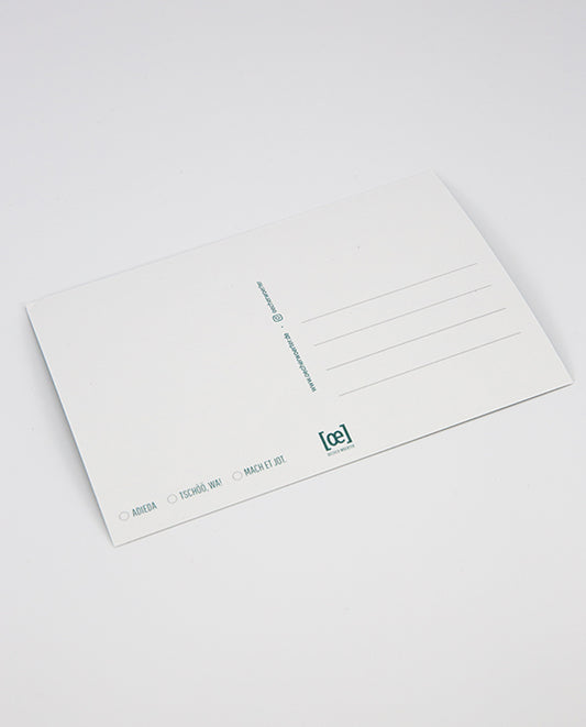 Rückseite einer weißen Postkarte mit Linienfeld für die Adresse, kleinem [oe]-Logo unten rechts in Türkis und Auswahlkästchen mit den Beschriftungen „ADIEDA“, „TSCHÖÖ, WA!“ und „MACH ET JOT“ unten links.