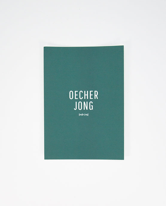 Dunkeltürkise Postkarte mit weißer Aufschrift „OECHER JONG“ in Großbuchstaben, darunter in kleiner Schrift die phonetische Schreibweise.