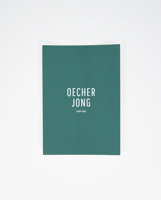 Dunkeltürkise Postkarte mit weißer Aufschrift „OECHER JONG“ in Großbuchstaben, darunter in kleiner Schrift die phonetische Schreibweise.