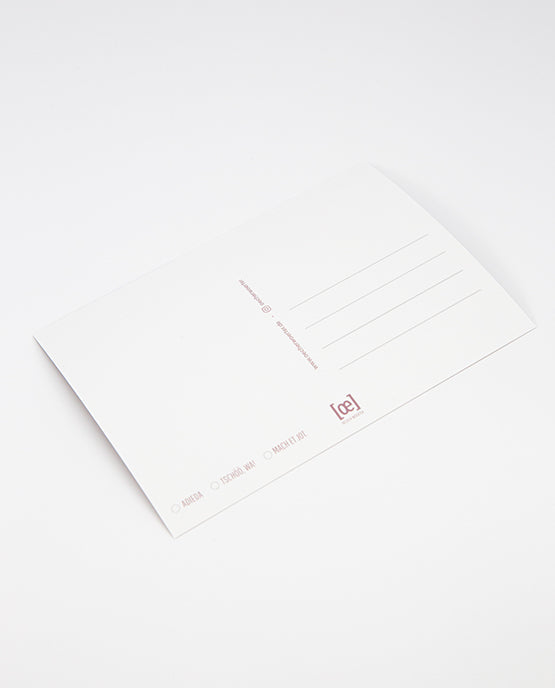 Rückseite einer weißen Postkarte mit Linienfeld für die Adresse, kleinem [oe]-Logo unten rechts in Pink und Auswahlkästchen mit den Beschriftungen „ADIEDA“, „TSCHÖÖ, WA!“ und „MACH ET JOT“ unten links.