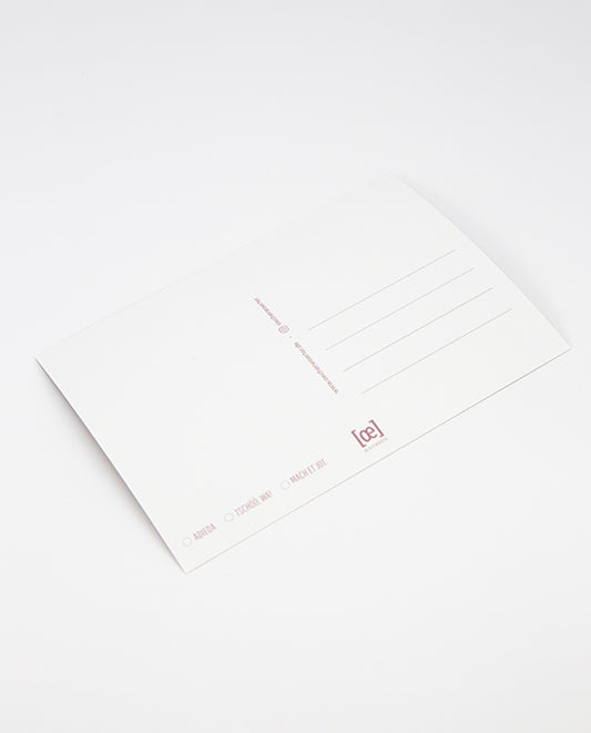 Rückseite einer weißen Postkarte mit Linienfeld für die Adresse, kleinem [oe]-Logo unten rechts in Pink und Auswahlkästchen mit den Beschriftungen „ADIEDA“, „TSCHÖÖ, WA!“ und „MACH ET JOT“ unten links.