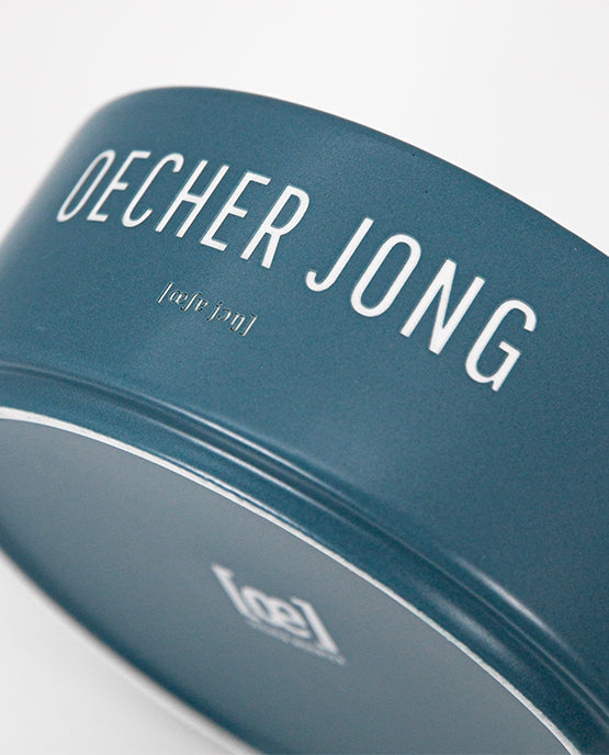 Detailaufnahme einer blauen Keramikschale mit weißem Schriftzug „Oecher Jong".