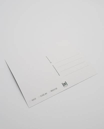 Rückseite einer weißen Postkarte mit Linienfeld für die Adresse, kleinem [oe]-Logo unten rechts  und Auswahlkästchen mit den Beschriftungen „ADIEDA“, „TSCHÖÖ, WA!“ und „MACH ET JOT“ unten links.