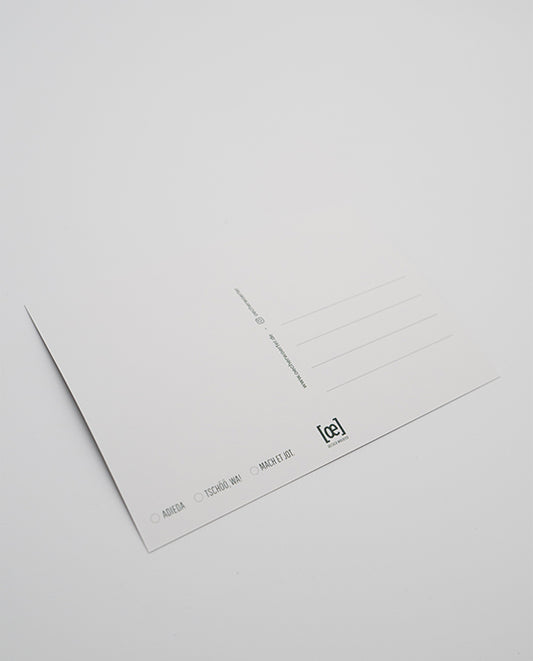Rückseite einer weißen Postkarte mit Linienfeld für die Adresse, kleinem [oe]-Logo unten rechts  und Auswahlkästchen mit den Beschriftungen „ADIEDA“, „TSCHÖÖ, WA!“ und „MACH ET JOT“ unten links.