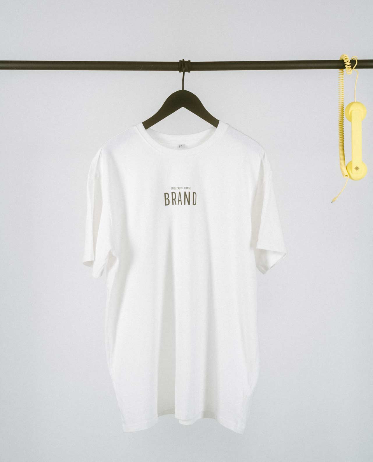 Weißes T-Shirt mit markantem, mittig platziertem Schriftzug „BRAND“ in klaren Großbuchstaben. Darüber steht dezent [NULLZWEIVIEREINS] – ein stilvolles Statement für alle, die ihren Aachener Stadtteil mit Selbstbewusstsein tragen wollen.