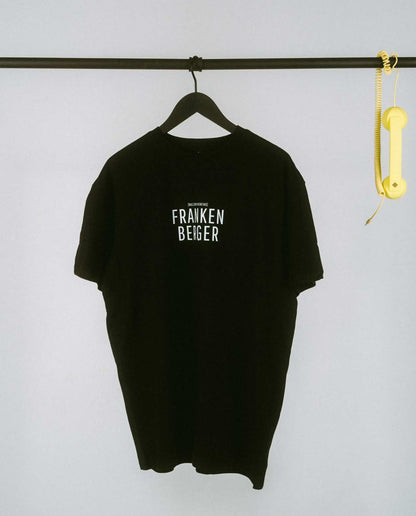 Weißes T-Shirt mit weißemem Aufdruck „FRANKENBERGER“ in Großbuchstaben, mittig auf der Brust platziert.