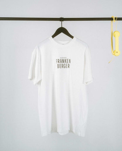 Weißes T-Shirt mit schwarzem Aufdruck „FRANKENBERGER“ in Großbuchstaben, mittig auf der Brust platziert.