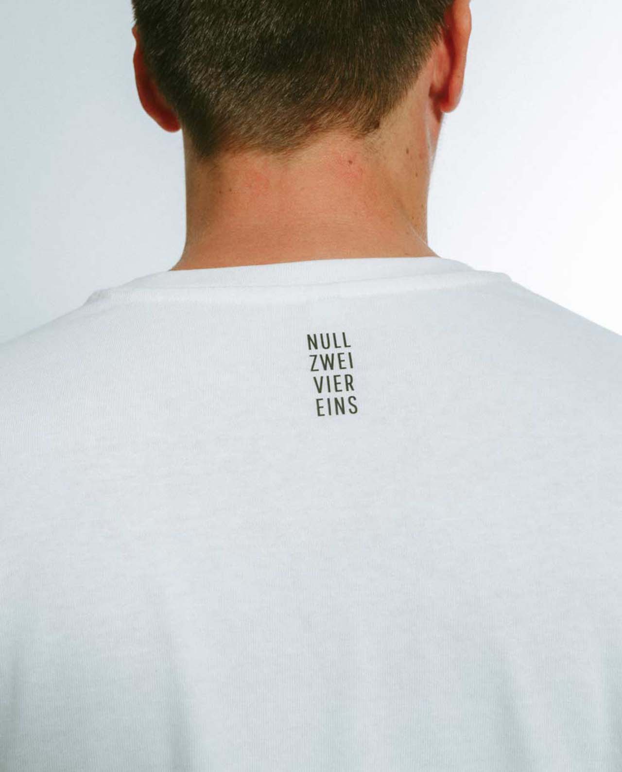 Rückansicht eines weißen T-Shirts, getragen von einer Person. Im Nackenbereich ist in vertikaler Anordnung der schwarze Schriftzug „NULL ZWEI VIER EINS“ aufgedruckt, der die Vorwahl von Aachen darstellt. Minimalistisches und modernes Design mit lokalem Bezug.