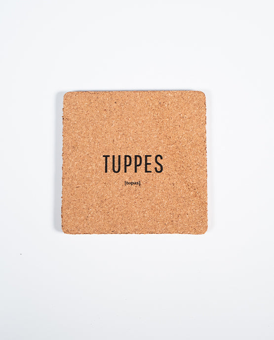 Quadratischer Kork-Untersetzer mit schwarzem Aufdruck „TUPPES“ und lautsprachlicher Schreibweise [ˈtupəs], fotografiert auf weißem Hintergrund.