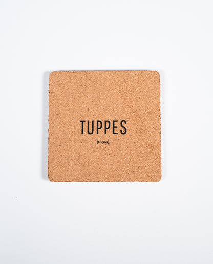 Quadratischer Kork-Untersetzer mit schwarzem Aufdruck „TUPPES“ und lautsprachlicher Schreibweise [ˈtupəs], fotografiert auf weißem Hintergrund.