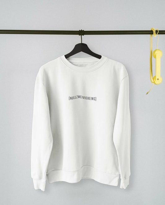 Weißes Sweatshirt mit schwarzem Schriftzug „[NULLZWEIVIEREINS]“ hängt auf einem schwarzen Kleiderbügel an einer Metallstange, rechts daneben ein gelber Telefonhörer. Hintergrund in hellem Grau.